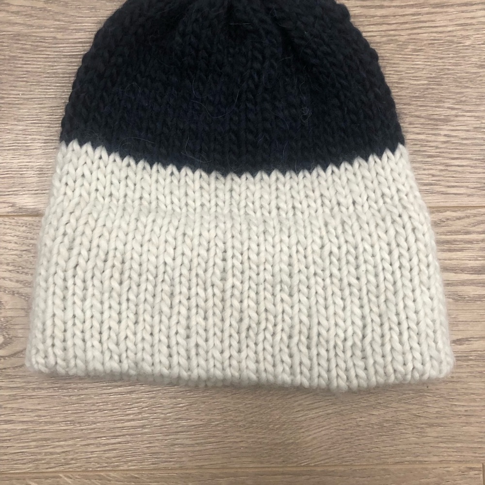 ✨$8 Clear Out ✨ HandKnit 100% Lambswool Cozy Knit Kids Beanie - Navy and White